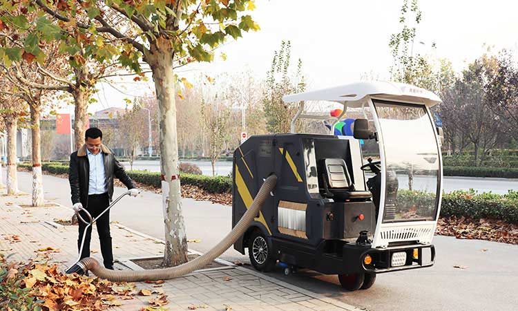 駕駛式小型樹葉收集車人行道樹葉收集作業