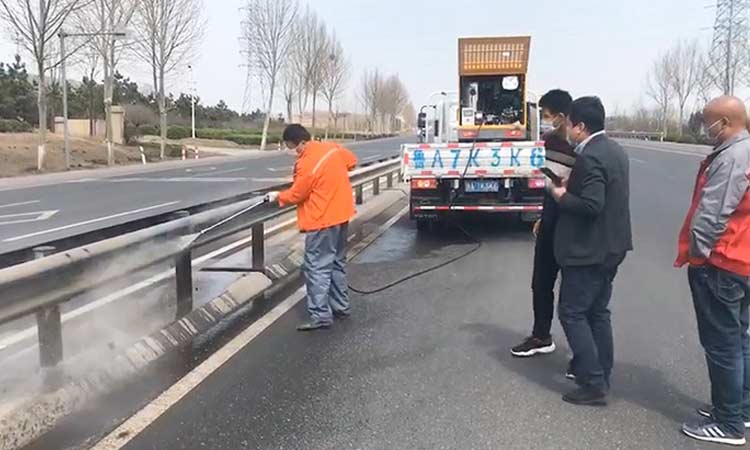 多功能高壓清洗車道路道路護欄清洗作業現場