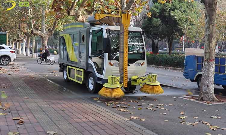 道路落葉收集車