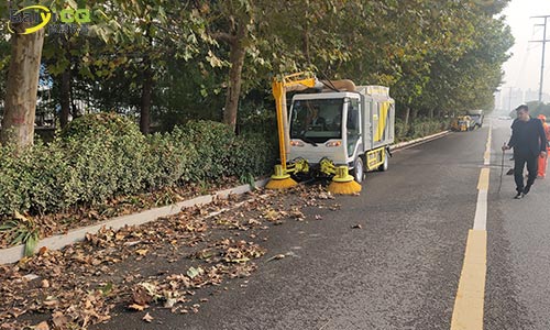 純電動樹葉收集車，秋季落葉收集，其他季節可作為洗掃車高壓清洗車使用