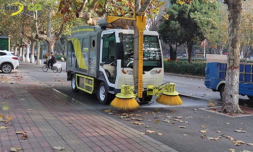 樹葉收集新方案多功能樹葉收集車輕松解決樹葉收集難題