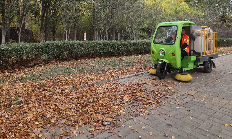 小型三輪樹葉收集車，零散落葉收集有奇效！使用方式，運用場景一起來了解一下吧！