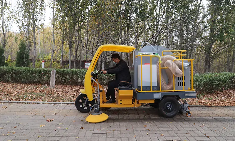 落葉收集專用車-小型樹葉收集車的用處到底有哪些？園林，景區，物業人群快來看一下！