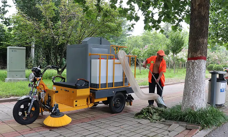 小型三輪駕駛式樹葉收集車：環衛利器的革新，操作簡單，功能多樣！