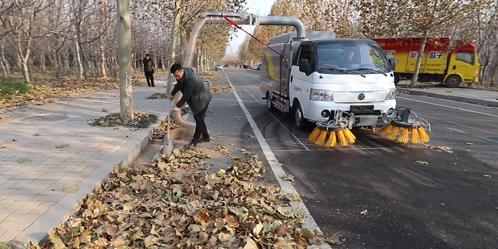 新能源树叶收集车 新能源多功能树叶收集车 新能源吸树叶的机器 新能源新型树叶收集车